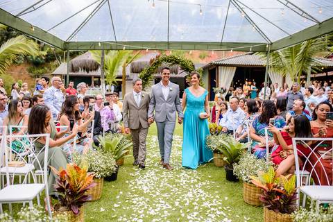 fotógrafo de casamento vitória es vix Lindo casamento ao ar livre com noivo noiva e vestido de noiva no sitio paraíso de barcelona serra feito por fotógrafos de casamento de vila velha espirito santo es com pista de dança músicos e making of da noiva'