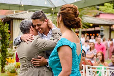 fotógrafo de casamento vitória es vix Lindo casamento ao ar livre com noivo noiva e vestido de noiva no sitio paraíso de barcelona serra feito por fotógrafos de casamento de vila velha espirito santo es com pista de dança músicos e making of da noiva'