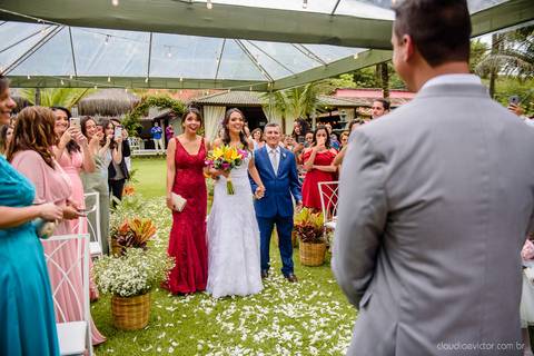 fotógrafo de casamento vitória es vix Lindo casamento ao ar livre com noivo noiva e vestido de noiva no sitio paraíso de barcelona serra feito por fotógrafos de casamento de vila velha espirito santo es com pista de dança músicos e making of da noiva'