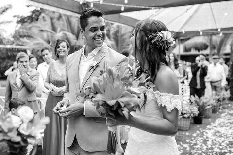 fotógrafo de casamento vitória es vix Lindo casamento ao ar livre com noivo noiva e vestido de noiva no sitio paraíso de barcelona serra feito por fotógrafos de casamento de vila velha espirito santo es com pista de dança músicos e making of da noiva'