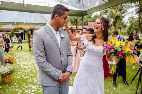 fotógrafo de casamento vitória es vix Lindo casamento ao ar livre com noivo noiva e vestido de noiva no sitio paraíso de barcelona serra feito por fotógrafos de casamento de vila velha espirito santo es com pista de dança músicos e making of da noiva'
