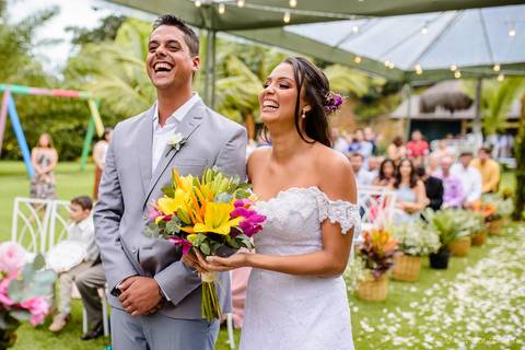 fotógrafo de casamento vitória es vix Lindo casamento ao ar livre com noivo noiva e vestido de noiva no sitio paraíso de barcelona serra feito por fotógrafos de casamento de vila velha espirito santo es com pista de dança músicos e making of da noiva'