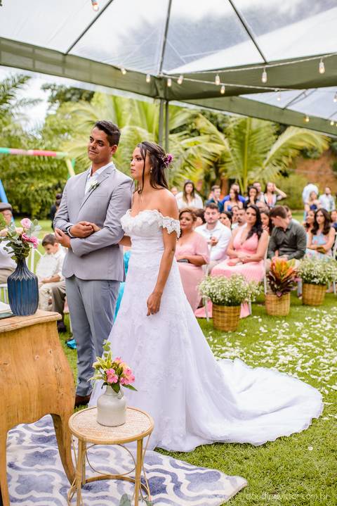 fotógrafo de casamento vitória es vix Lindo casamento ao ar livre com noivo noiva e vestido de noiva no sitio paraíso de barcelona serra feito por fotógrafos de casamento de vila velha espirito santo es com pista de dança músicos e making of da noiva'