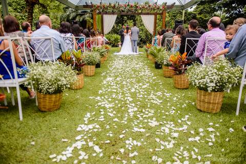fotógrafo de casamento vitória es vix Lindo casamento ao ar livre com noivo noiva e vestido de noiva no sitio paraíso de barcelona serra feito por fotógrafos de casamento de vila velha espirito santo es com pista de dança músicos e making of da noiva'