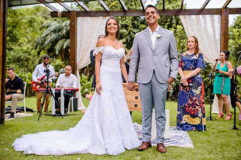 Lindo casamento ao ar livre com  fotógrafo de casamento vitória es vix noivo noiva e vestido de noiva no sitio paraíso de barcelona serra feito por fotógrafos de casamento de vila velha espirito santo es com pista de dança músicos e making of da noiva'
