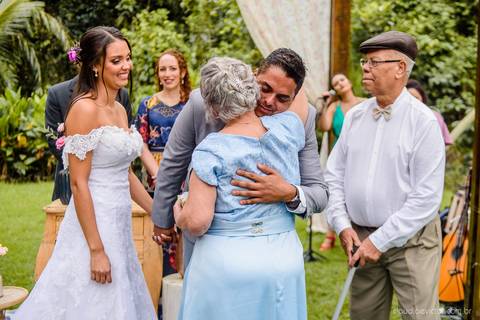fotógrafo de casamento vitória es vix Lindo casamento ao ar livre com noivo noiva e vestido de noiva no sitio paraíso de barcelona serra feito por fotógrafos de casamento de vila velha espirito santo es com pista de dança músicos e making of da noiva'