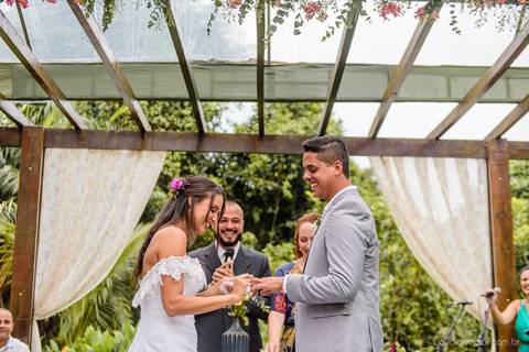 fotógrafo de casamento vitória es vix Lindo casamento ao ar livre com noivo noiva e vestido de noiva no sitio paraíso de barcelona serra feito por fotógrafos de casamento de vila velha espirito santo es com pista de dança músicos e making of da noiva'