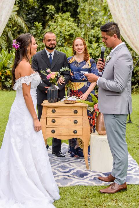 fotógrafo de casamento vitória es vix Lindo casamento ao ar livre com noivo noiva e vestido de noiva no sitio paraíso de barcelona serra feito por fotógrafos de casamento de vila velha espirito santo es com pista de dança músicos e making of da noiva'