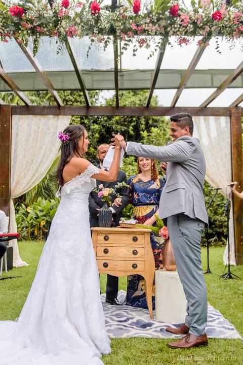 fotógrafo de casamento vitória es vix Lindo casamento ao ar livre com noivo noiva e vestido de noiva no sitio paraíso de barcelona serra feito por fotógrafos de casamento de vila velha espirito santo es com pista de dança músicos e making of da noiva'