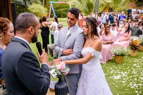 fotógrafo de casamento vitória es vix Lindo casamento ao ar livre com noivo noiva e vestido de noiva no sitio paraíso de barcelona serra feito por fotógrafos de casamento de vila velha espirito santo es com pista de dança músicos e making of da noiva'