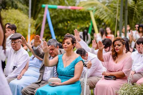 fotógrafo de casamento vitória es vix Lindo casamento ao ar livre com noivo noiva e vestido de noiva no sitio paraíso de barcelona serra feito por fotógrafos de casamento de vila velha espirito santo es com pista de dança músicos e making of da noiva'