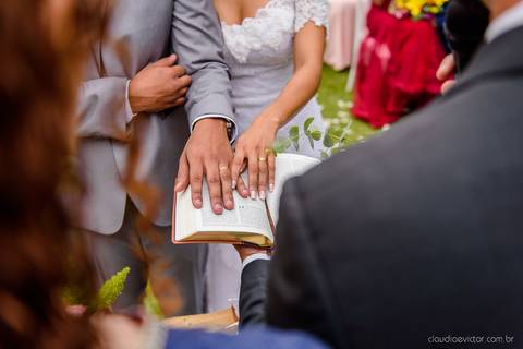 fotógrafo de casamento vitória es vix Lindo casamento ao ar livre com noivo noiva e vestido de noiva no sitio paraíso de barcelona serra feito por fotógrafos de casamento de vila velha espirito santo es com pista de dança músicos e making of da noiva'