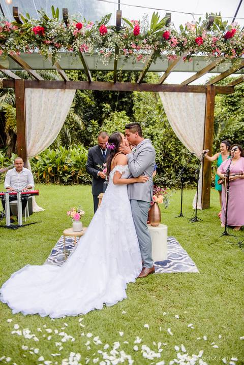 fotógrafo de casamento vitória es vix Lindo casamento ao ar livre com noivo noiva e vestido de noiva no sitio paraíso de barcelona serra feito por fotógrafos de casamento de vila velha espirito santo es com pista de dança músicos e making of da noiva'
