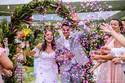fotógrafo de casamento vitória es vix Lindo casamento ao ar livre com noivo noiva e vestido de noiva no sitio paraíso de barcelona serra feito por fotógrafos de casamento de vila velha espirito santo es com pista de dança músicos e making of da noiva'
