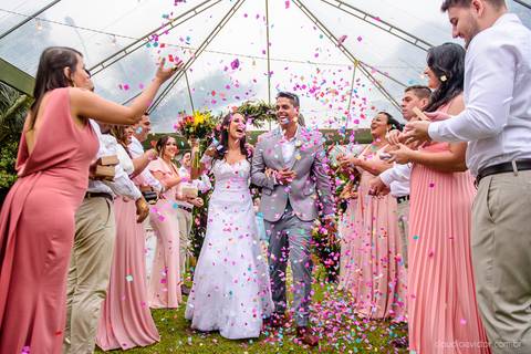 fotógrafo de casamento vitória es vix Lindo casamento ao ar livre com noivo noiva e vestido de noiva no sitio paraíso de barcelona serra feito por fotógrafos de casamento de vila velha espirito santo es com pista de dança músicos e making of da noiva'