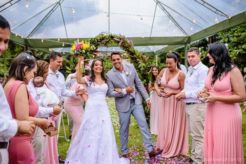 fotógrafo de casamento vitória es vix Lindo casamento ao ar livre com noivo noiva e vestido de noiva no sitio paraíso de barcelona serra feito por fotógrafos de casamento de vila velha espirito santo es com pista de dança músicos e making of da noiva'