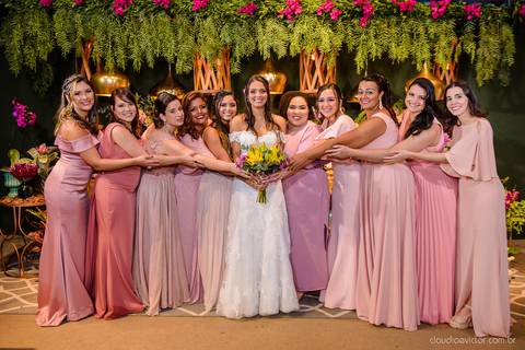 L fotógrafo de casamento vitória es vix indo casamento ao ar livre com noivo noiva e vestido de noiva no sitio paraíso de barcelona serra feito por fotógrafos de casamento de vila velha espirito santo es com pista de dança músicos e making of da noiva'