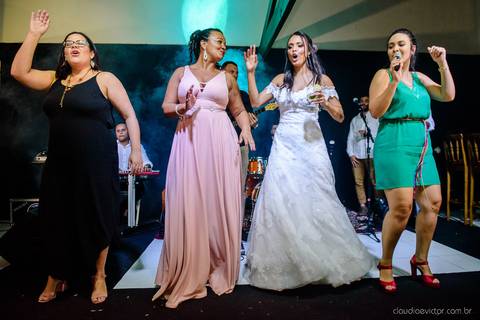 fotógrafo de casamento vitória es vix Lindo casamento ao ar livre com noivo noiva e vestido de noiva no sitio paraíso de barcelona serra feito por fotógrafos de casamento de vila velha espirito santo es com pista de dança músicos e making of da noiva'