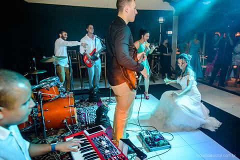 fotógrafo de casamento vitória es vix Lindo casamento ao ar livre com noivo noiva e vestido de noiva no sitio paraíso de barcelona serra feito por fotógrafos de casamento de vila velha espirito santo es com pista de dança músicos e making of da noiva'