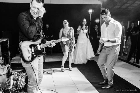 fotógrafo de casamento vitória es vix Lindo casamento ao ar livre com noivo noiva e vestido de noiva no sitio paraíso de barcelona serra feito por fotógrafos de casamento de vila velha espirito santo es com pista de dança músicos e making of da noiva'