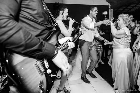 fotógrafo de casamento vitória es vix Lindo casamento ao ar livre com noivo noiva e vestido de noiva no sitio paraíso de barcelona serra feito por fotógrafos de casamento de vila velha espirito santo es com pista de dança músicos e making of da noiva'