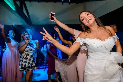fotógrafo de casamento vitória es vix Lindo casamento ao ar livre com noivo noiva e vestido de noiva no sitio paraíso de barcelona serra feito por fotógrafos de casamento de vila velha espirito santo es com pista de dança músicos e making of da noiva'