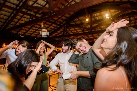 fotógrafo de casamento vitória es vix Lindo casamento ao ar livre com noivo noiva e vestido de noiva no sitio paraíso de barcelona serra feito por fotógrafos de casamento de vila velha espirito santo es com pista de dança músicos e making of da noiva'