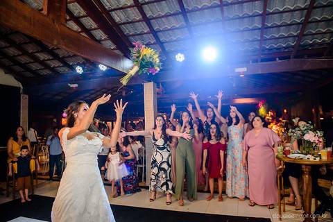 fotógrafo de casamento vitória es vix Lindo casamento ao ar livre com noivo noiva e vestido de noiva no sitio paraíso de barcelona serra feito por fotógrafos de casamento de vila velha espirito santo es com pista de dança músicos e making of da noiva'