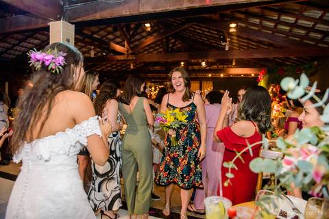 fotógrafo de casamento vitória es vix Lindo casamento ao ar livre com noivo noiva e vestido de noiva no sitio paraíso de barcelona serra feito por fotógrafos de casamento de vila velha espirito santo es com pista de dança músicos e making of da noiva'