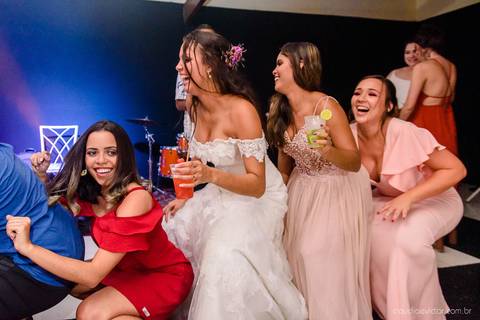 fotógrafo de casamento vitória es vix Lindo casamento ao ar livre com noivo noiva e vestido de noiva no sitio paraíso de barcelona serra feito por fotógrafos de casamento de vila velha espirito santo es com pista de dança músicos e making of da noiva'