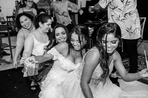 fotógrafo de casamento vitória es vix Lindo casamento ao ar livre com noivo noiva e vestido de noiva no sitio paraíso de barcelona serra feito por fotógrafos de casamento de vila velha espirito santo es com pista de dança músicos e making of da noiva'