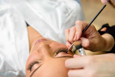 Lindo casamento ao ar livre com noivo noiva e vestido de noiva no sitio paraíso de barcelona serra feito por fotógrafos de casamento de vila velha espirito santo es com pista de dança músicos e making of da noiva fotógrafo de casamento vitória es vix '