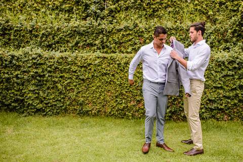 fotógrafo de casamento vitória es vix Lindo casamento ao ar livre com noivo noiva e vestido de noiva no sitio paraíso de barcelona serra feito por fotógrafos de casamento de vila velha espirito santo es com pista de dança músicos e making of da noiva'