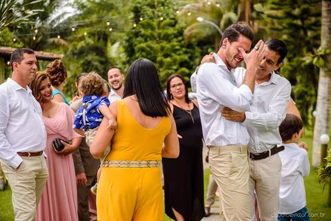 fotógrafo de casamento vitória es vix Lindo casamento ao ar livre com noivo noiva e vestido de noiva no sitio paraíso de barcelona serra feito por fotógrafos de casamento de vila velha espirito santo es com pista de dança músicos e making of da noiva'