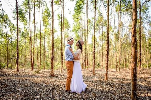 fotos noivos em uma floresta sorrindo e felizes pelo casamento. As fotografias do por do sol com fotógrafos de casamento de Vila Velha fotógrafos de casamento de Vitória fotógrafos de casamento de Serra Espirito Santo ES'