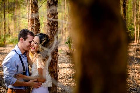 fotos noivos em uma floresta sorrindo e felizes pelo casamento. As fotografias do por do sol com fotógrafos de casamento de Vila Velha fotógrafos de casamento de Vitória fotógrafos de casamento de Serra Espirito Santo ES'