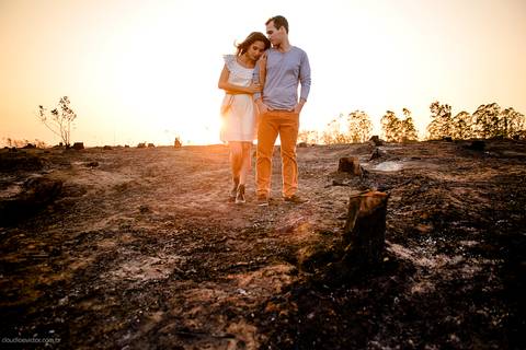 fotos noivos em uma floresta sorrindo e felizes pelo casamento. As fotografias do por do sol com fotógrafos de casamento de Vila Velha fotógrafos de casamento de Vitória fotógrafos de casamento de Serra Espirito Santo ES'