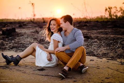 fotos noivos em uma floresta sorrindo e felizes pelo casamento. As fotografias do por do sol com fotógrafos de casamento de Vila Velha fotógrafos de casamento de Vitória fotógrafos de casamento de Serra Espirito Santo ES'