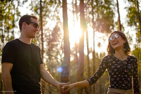 fotos noivos em uma floresta sorrindo e felizes pelo casamento. As fotografias do por do sol com fotógrafos de casamento de Vila Velha fotógrafos de casamento de Vitória fotógrafos de casamento de Serra Espirito Santo ES'