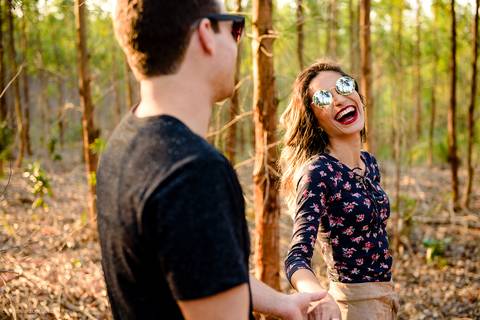 fotos noivos em uma floresta sorrindo e felizes pelo casamento. As fotografias do por do sol com fotógrafos de casamento de Vila Velha fotógrafos de casamento de Vitória fotógrafos de casamento de Serra Espirito Santo ES'