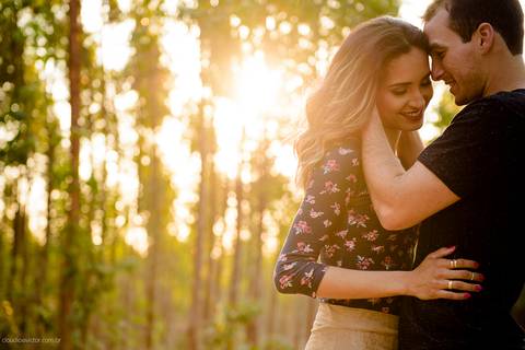 fotos noivos em uma floresta sorrindo e felizes pelo casamento. As fotografias do por do sol com fotógrafos de casamento de Vila Velha fotógrafos de casamento de Vitória fotógrafos de casamento de Serra Espirito Santo ES'