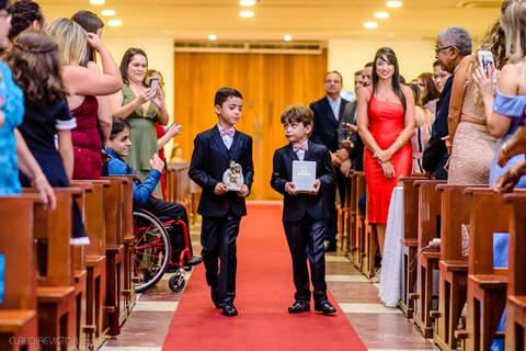 Lindo casamento realizado na igreja Sta Rita na praia do canto festa no cerimonial Lago de Garda e noivo noiva festa pista de dança por fotógrafos de casamento de vila velha fotógrafos de casamento de vitória esp santo es e making of no salão MA atelier'