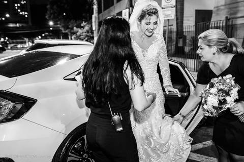 Lindo casamento realizado na igreja Sta Rita na praia do canto festa no cerimonial Lago de Garda e noivo noiva festa pista de dança por fotógrafos de casamento de vila velha fotógrafos de casamento de vitória esp santo es e making of no salão MA atelier'