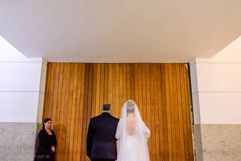 Lindo casamento realizado na igreja Sta Rita na praia do canto festa no cerimonial Lago de Garda e noivo noiva festa pista de dança por fotógrafos de casamento de vila velha fotógrafos de casamento de vitória esp santo es e making of no salão MA atelier'