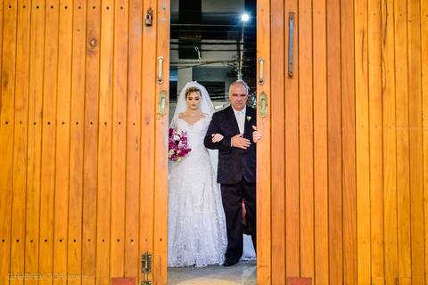 Lindo casamento realizado na igreja Sta Rita na praia do canto festa no cerimonial Lago de Garda e noivo noiva festa pista de dança por fotógrafos de casamento de vila velha fotógrafos de casamento de vitória esp santo es e making of no salão MA atelier'