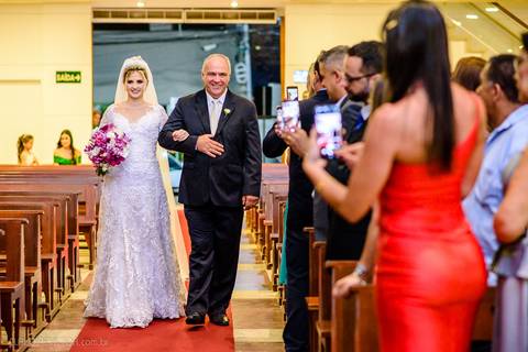 Lindo casamento realizado na igreja Sta Rita na praia do canto festa no cerimonial Lago de Garda e noivo noiva festa pista de dança por fotógrafos de casamento de vila velha fotógrafos de casamento de vitória esp santo es e making of no salão MA atelier'