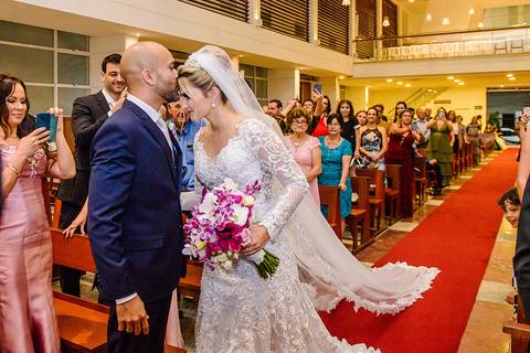 Lindo casamento realizado na igreja Sta Rita na praia do canto festa no cerimonial Lago de Garda e noivo noiva festa pista de dança por fotógrafos de casamento de vila velha fotógrafos de casamento de vitória esp santo es e making of no salão MA atelier'