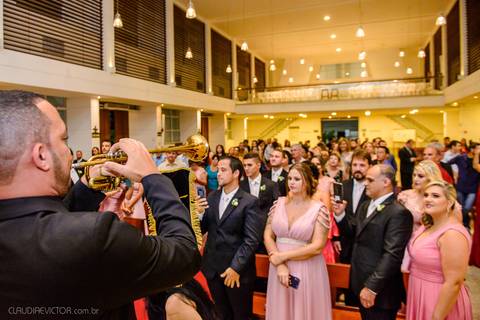 Lindo casamento realizado na igreja Sta Rita na praia do canto festa no cerimonial Lago de Garda e noivo noiva festa pista de dança por fotógrafos de casamento de vila velha fotógrafos de casamento de vitória esp santo es e making of no salão MA atelier'