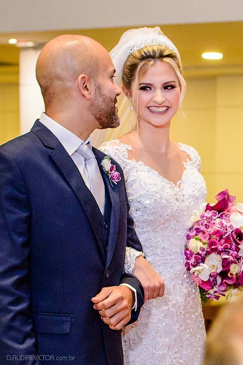 Lindo casamento realizado na igreja Sta Rita na praia do canto festa no cerimonial Lago de Garda e noivo noiva festa pista de dança por fotógrafos de casamento de vila velha fotógrafos de casamento de vitória esp santo es e making of no salão MA atelier'