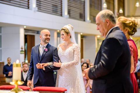 Lindo casamento realizado na igreja Sta Rita na praia do canto festa no cerimonial Lago de Garda e noivo noiva festa pista de dança por fotógrafos de casamento de vila velha fotógrafos de casamento de vitória esp santo es e making of no salão MA atelier'